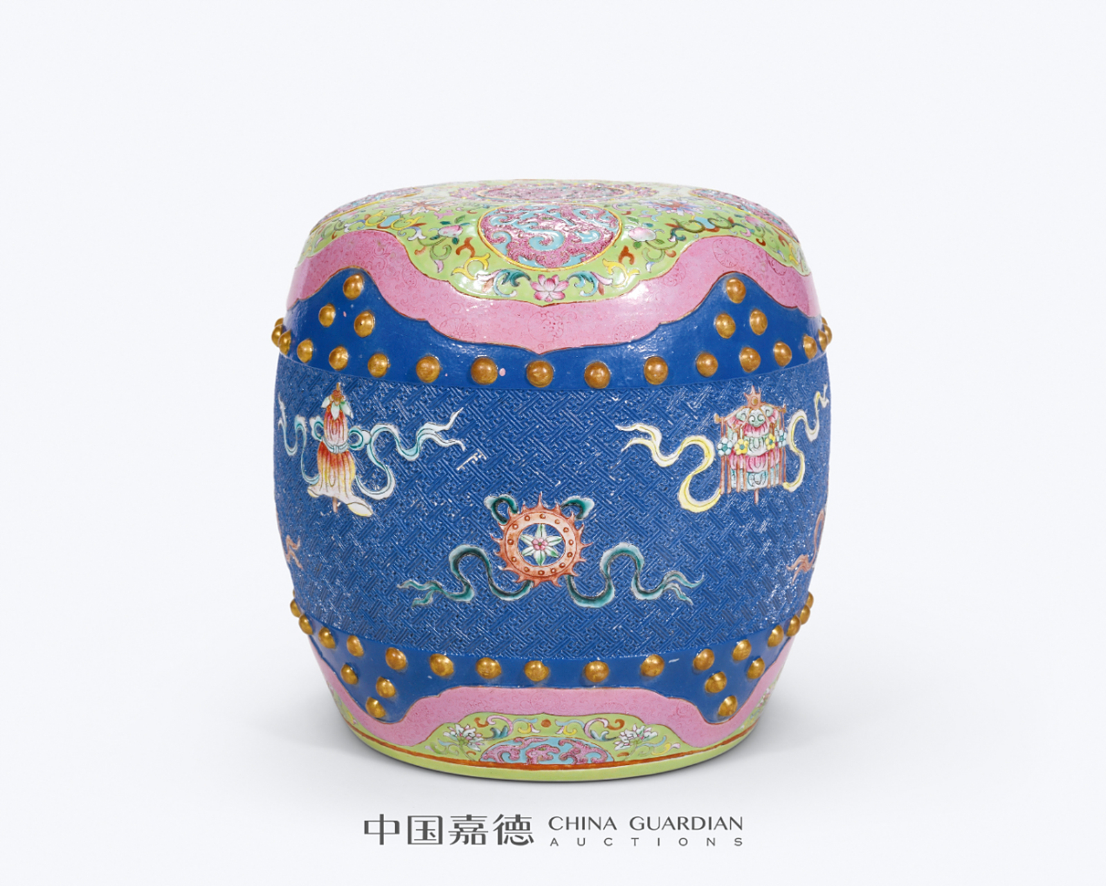 清乾隆 洋彩缠枝莲寿开光团螭纹雕瓷八宝纹迎手  直径 22 cm  成交价