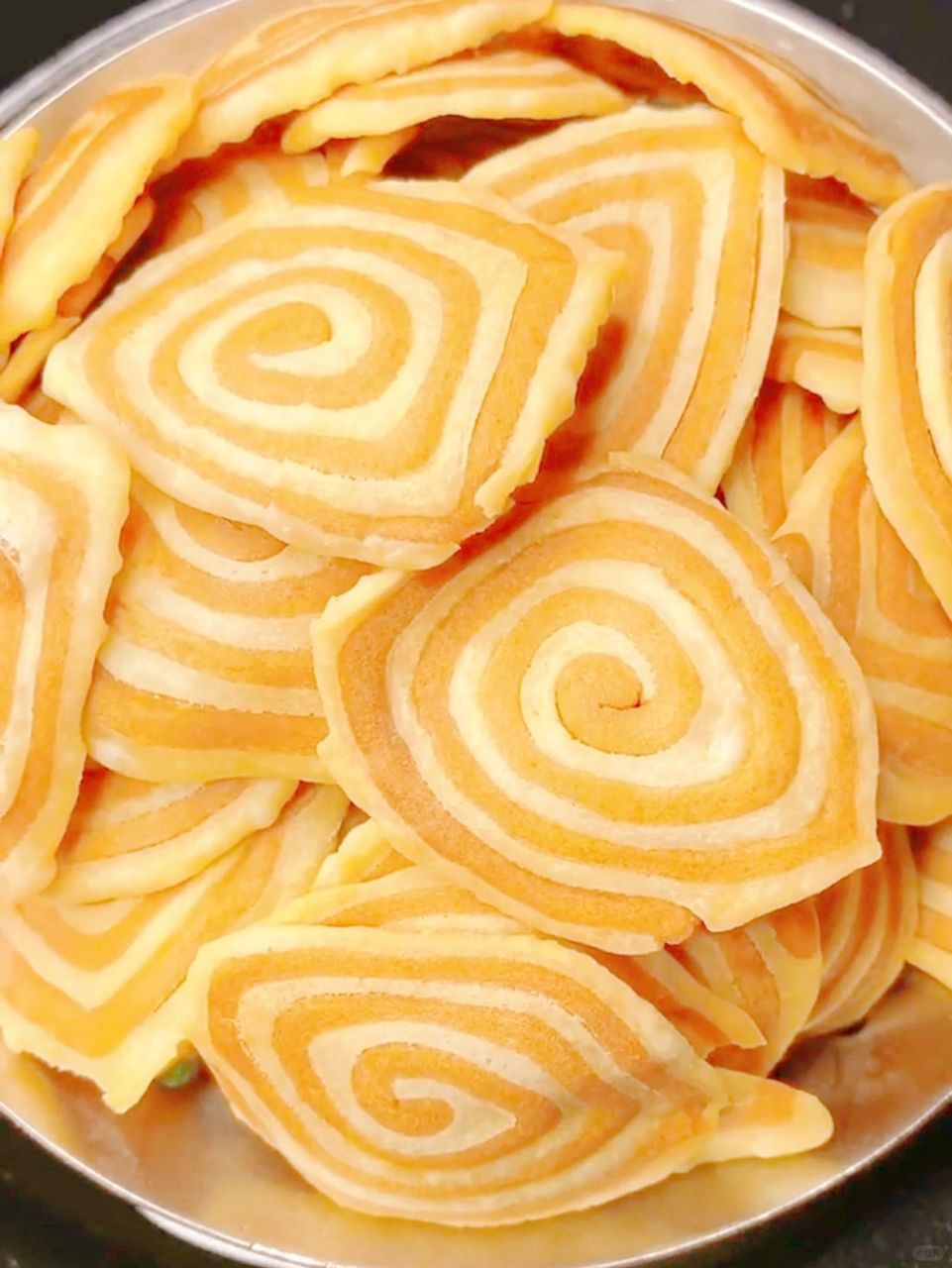 猫耳朵做法: 制作红色面团:50克红糖80克温水,搅拌至红糖融化,倒入