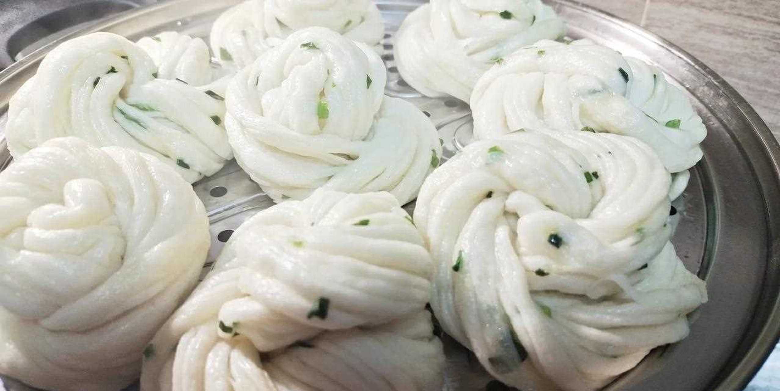 【【老闪爱美食】闪姐分享银丝花卷的做法,蓬松柔软有嚼劲,面白葱.