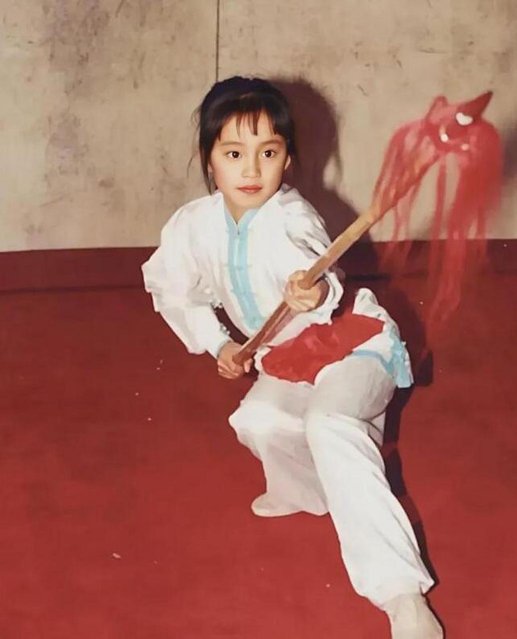 90年代,一个名叫"秋雅女神"的小姑娘在辽宁鞍山练武.