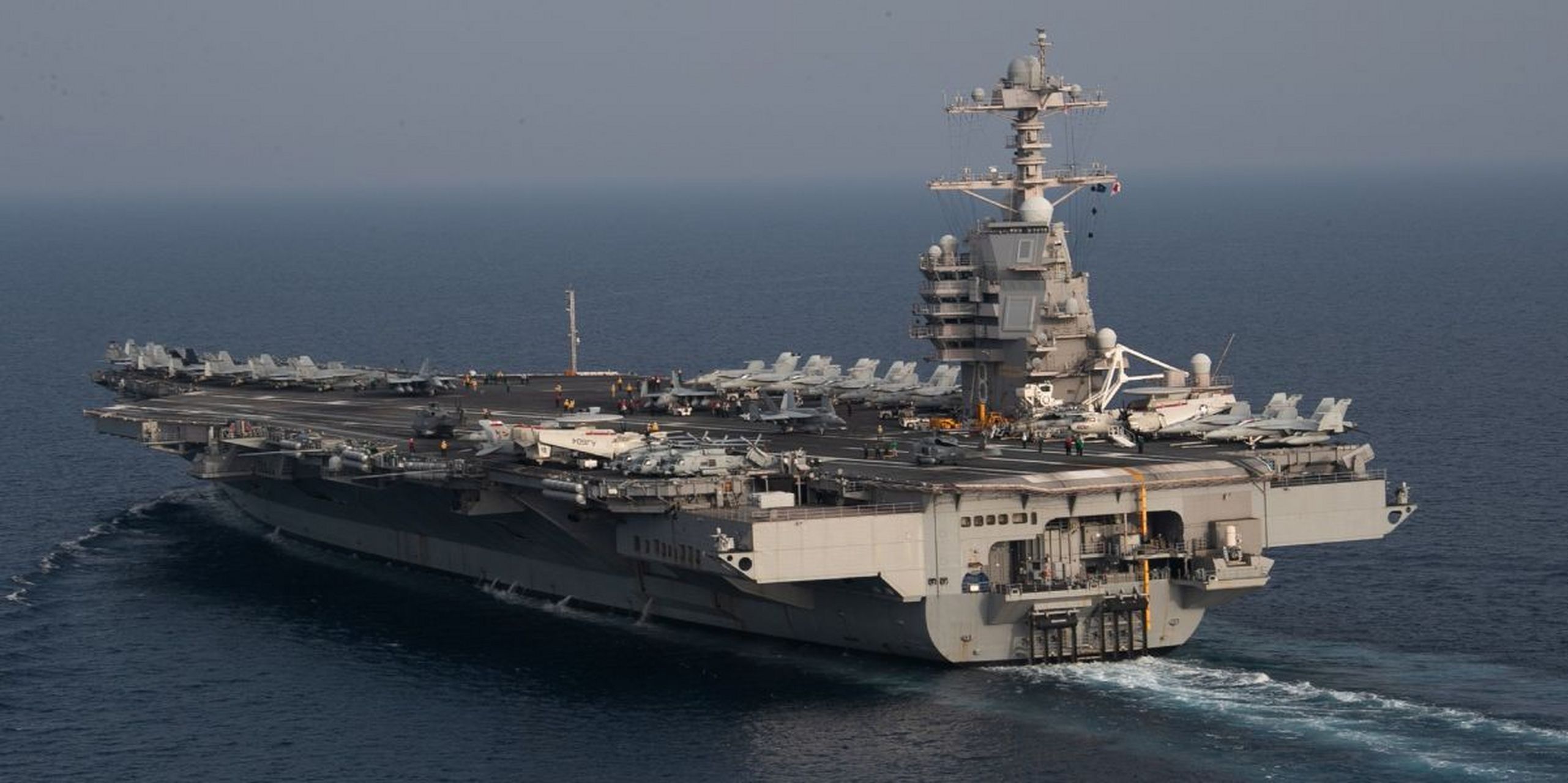 美军在最新型福特号核动力航母上尝试养狗缓解舰员精神压力!