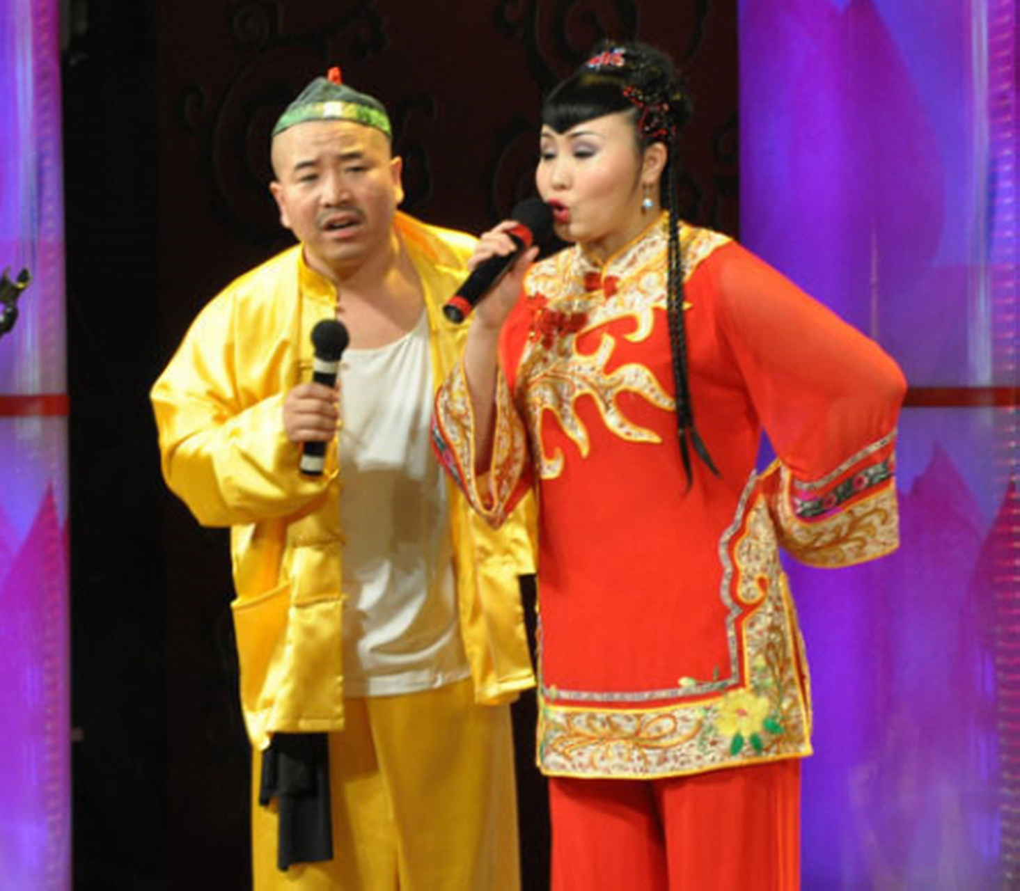 王小利看着和妻子温美玲的结婚照,想了许久决定打电话给妻子.