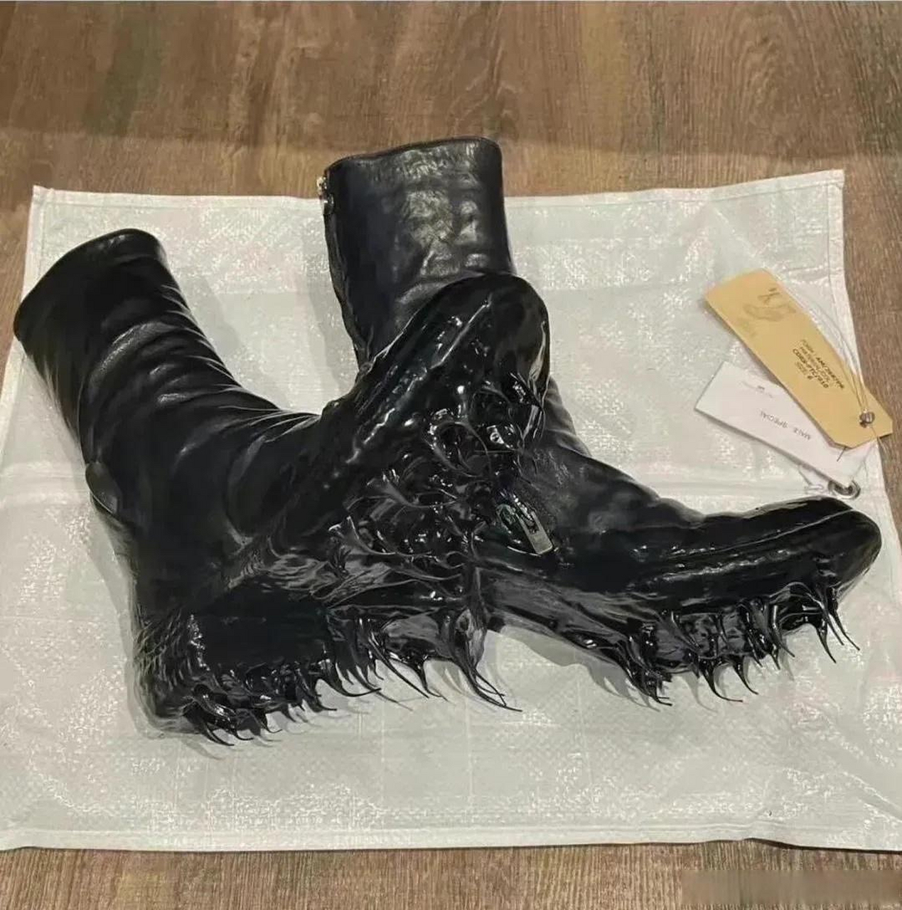 这是毒液联名款的靴子吗?