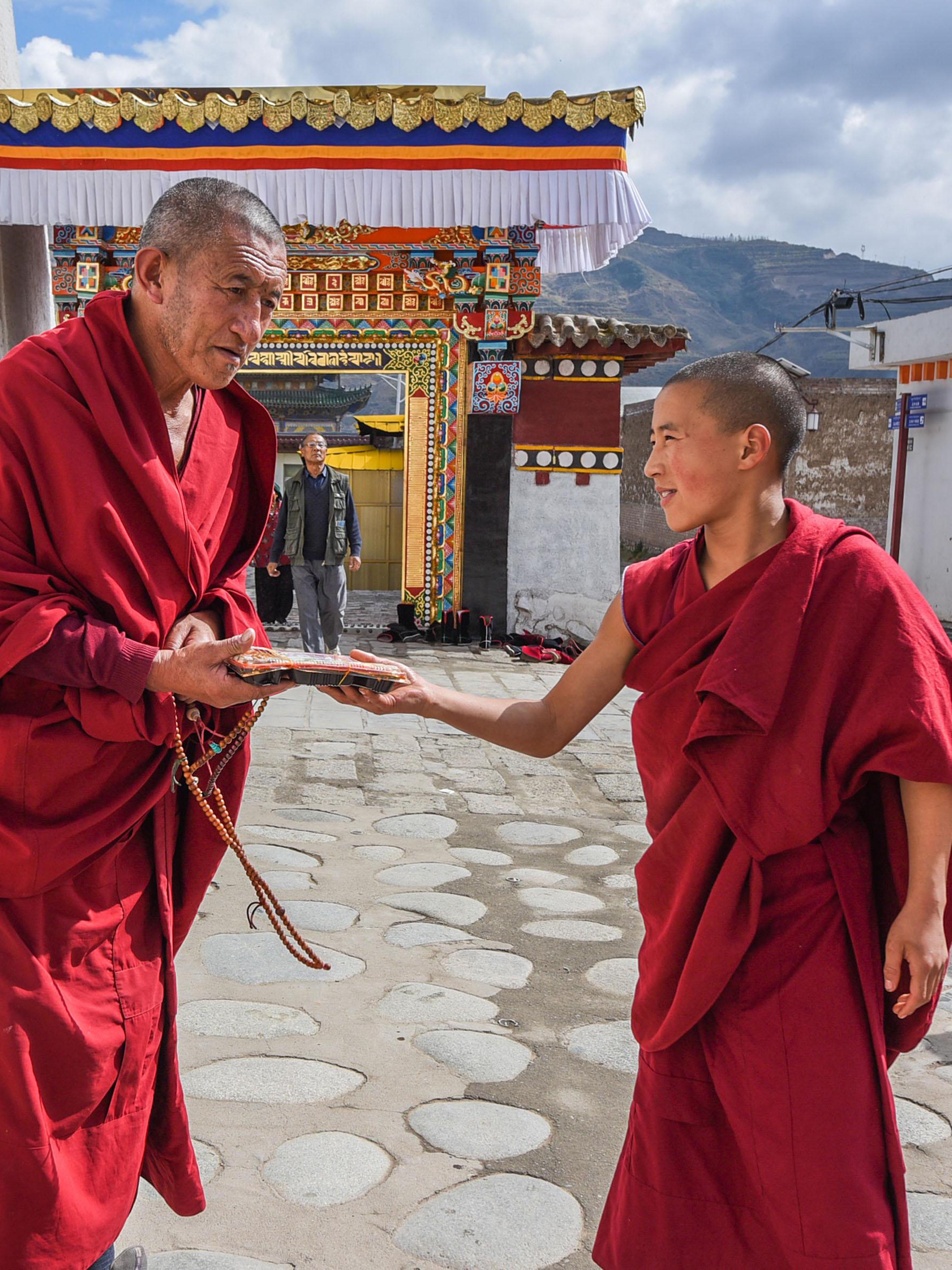 简单盒饭却令人温暖,感动不期而遇 隆务寺,位于青海省黄南藏族自治州