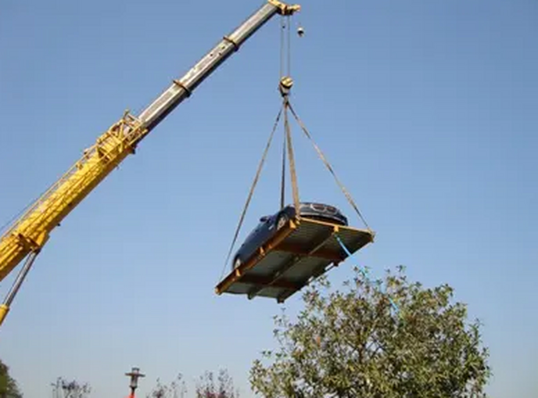 吊装配件——滑轮 (1)滑轮应有防止钢丝绳脱出绳槽的装置或结构,在