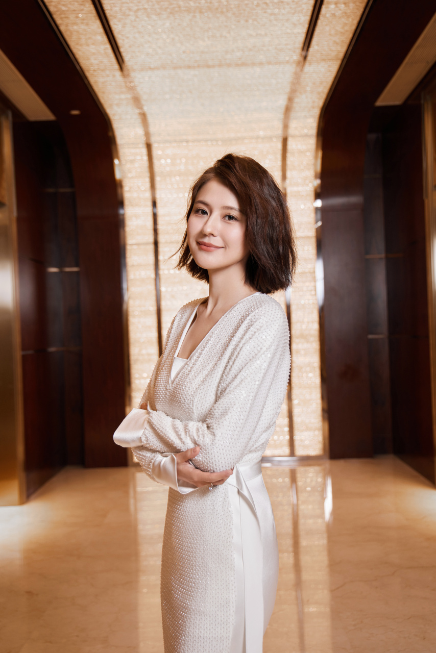 许久未露面的 热依扎,亮相上海时装周,棕色的微卷短发,梳成四六分