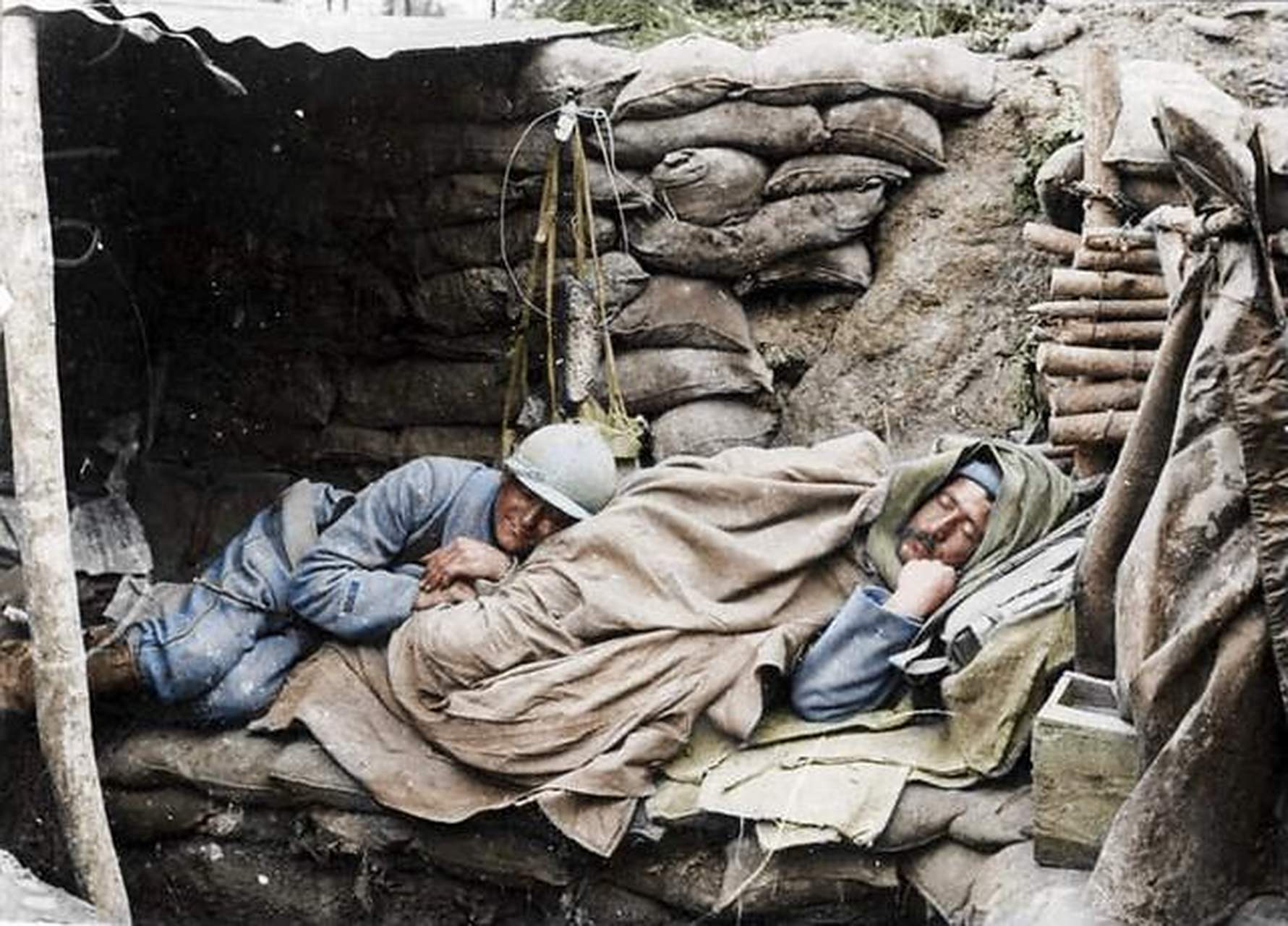 1917年7月,两名法军士兵在靠近法国与卢森堡的法国北部战壕里睡觉.