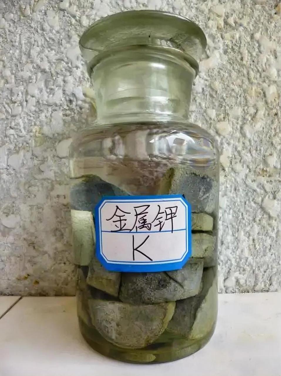 香蕉,化肥,炸药内都存在,对人体非常重要的金属钾  钾(化学符号:k)是