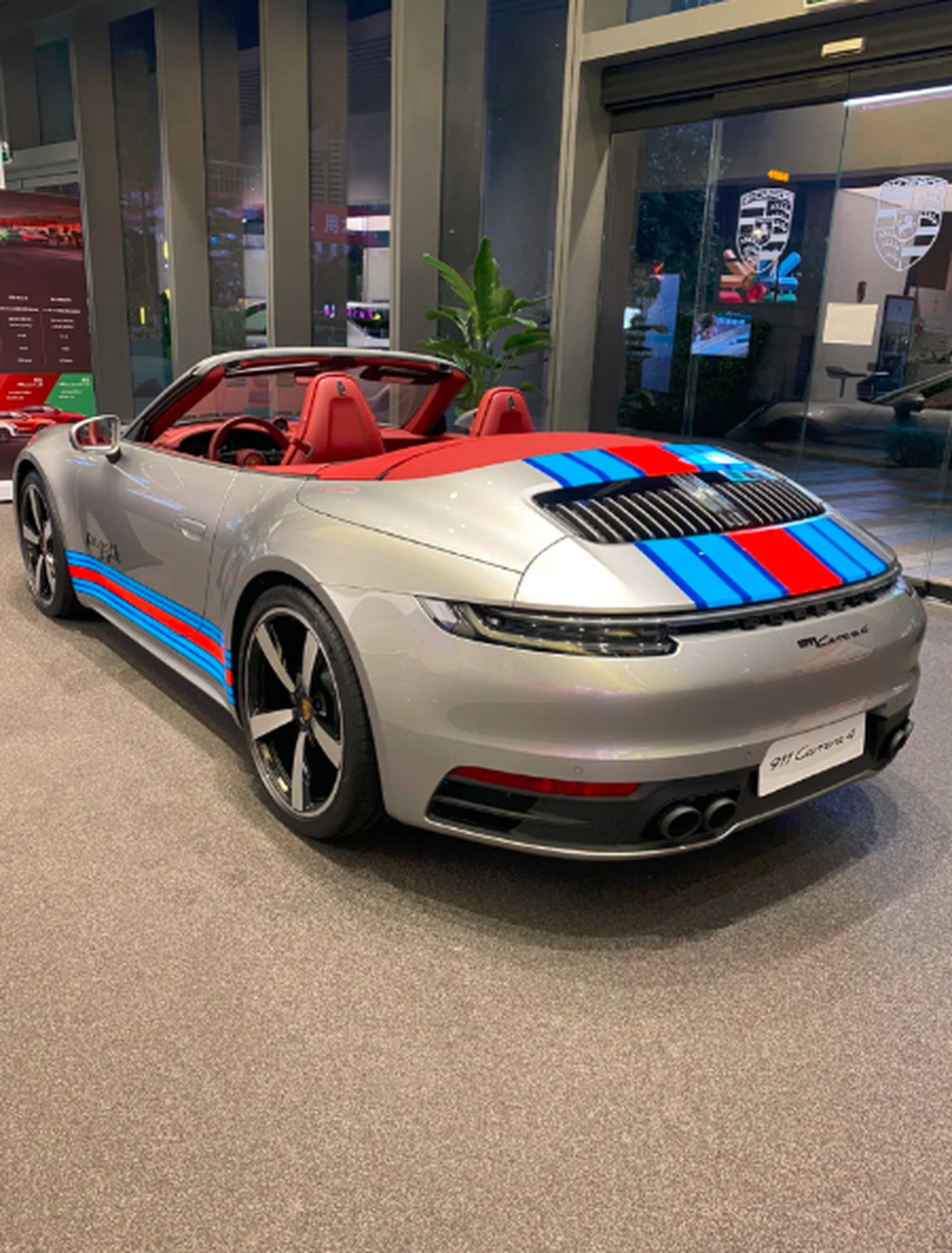 哥们,我朋友开了一辆马天尼涂装的保时捷911卡雷拉,简直帅炸了!