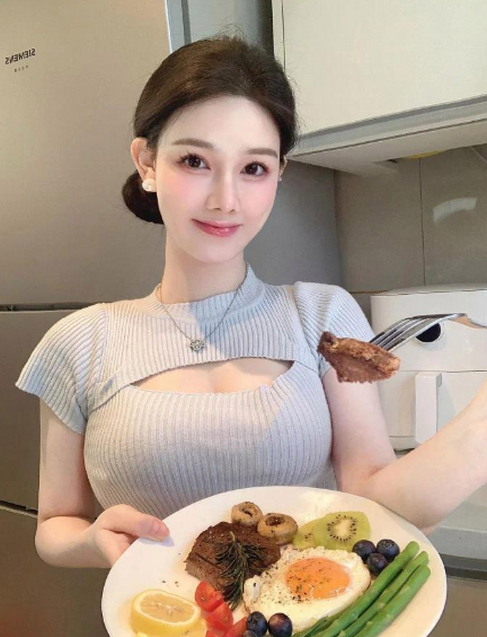 贤妻良母型的少妇亲自下厨!你想要吗