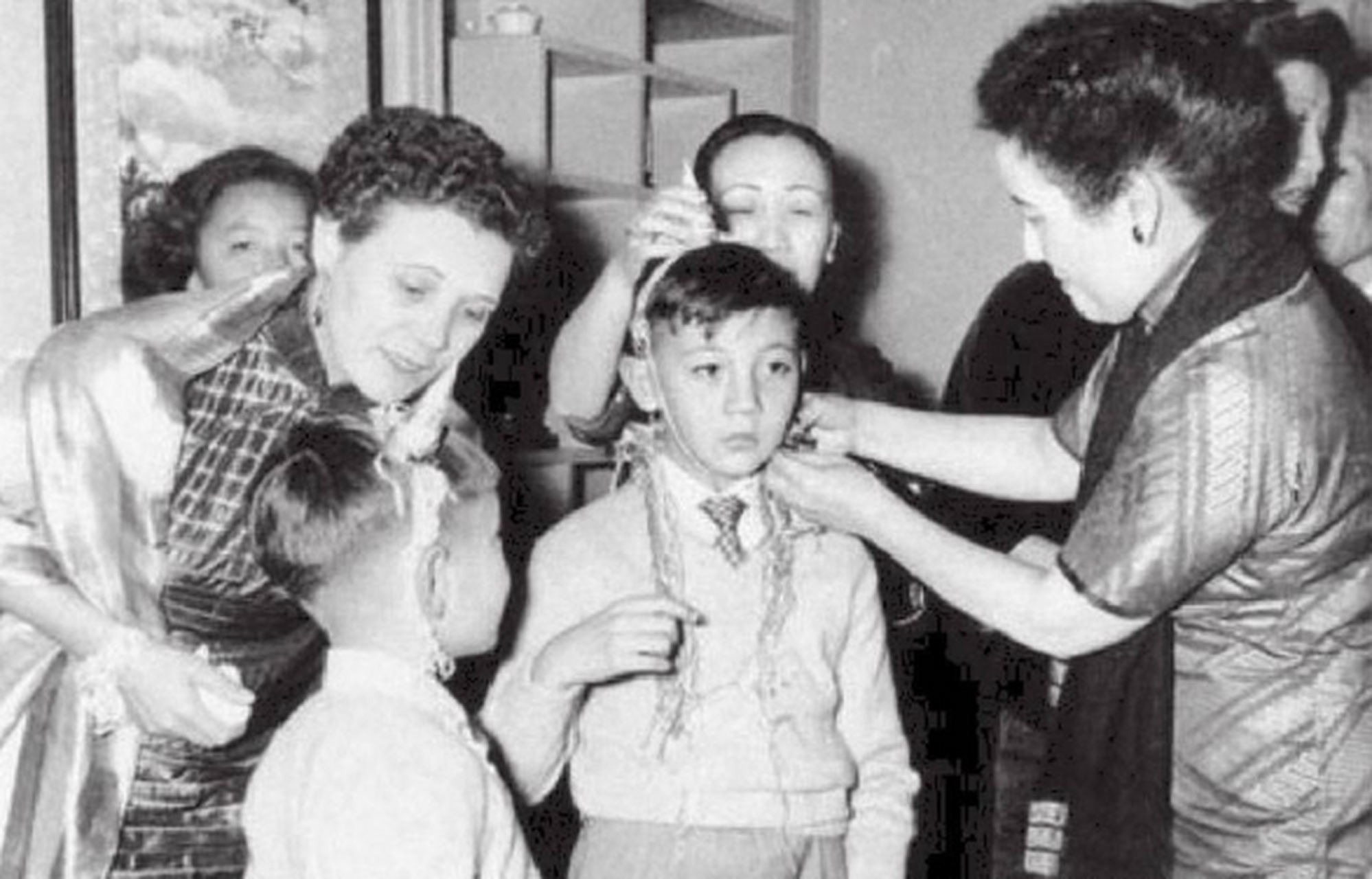 20世纪50年代,宋美龄和蒋方良分别帮蒋孝武和蒋孝勇打扮,兄弟俩有着