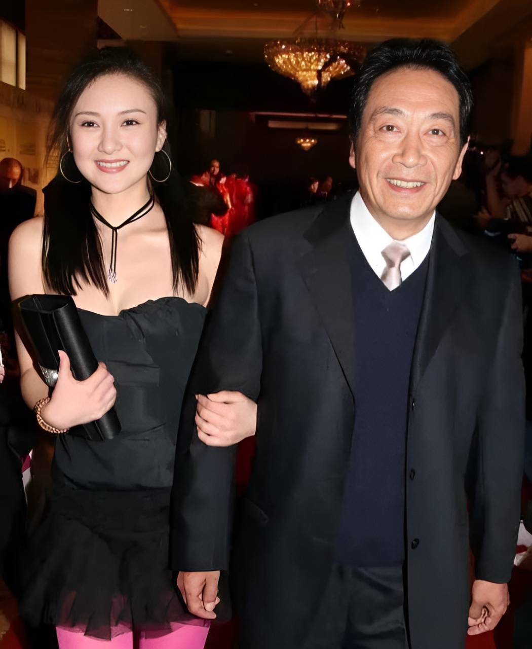 我不需要彩礼!" 看到饶芯语的美貌,王奎荣欣然接受了!