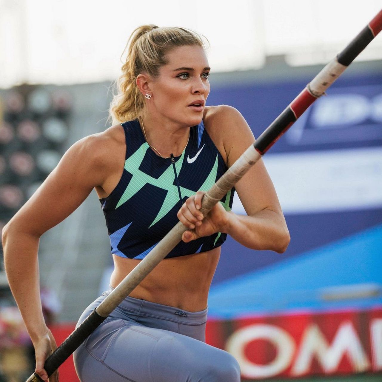 纽曼是2018 年英联邦运动会女子撑杆跳高的冠军,她创造了 4.75 米(15.