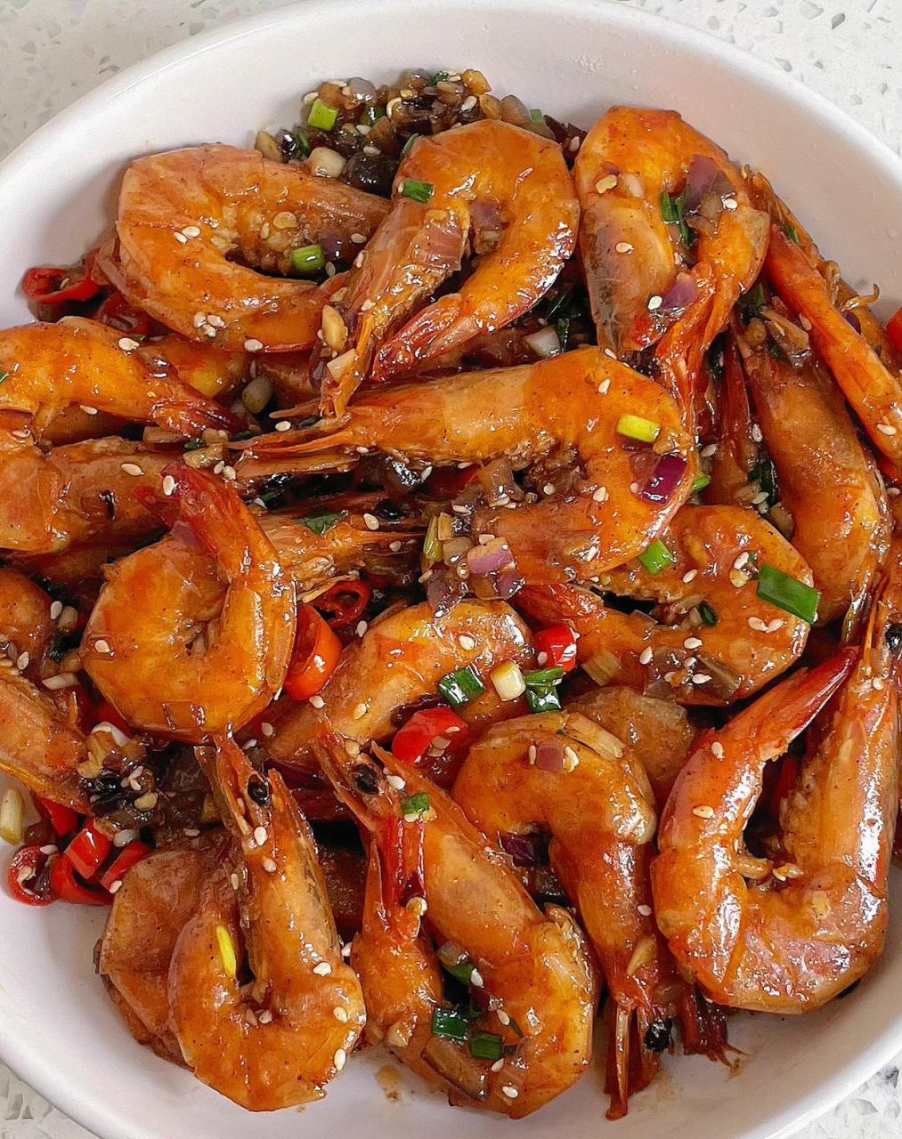 裹满料汁的吮指虾?