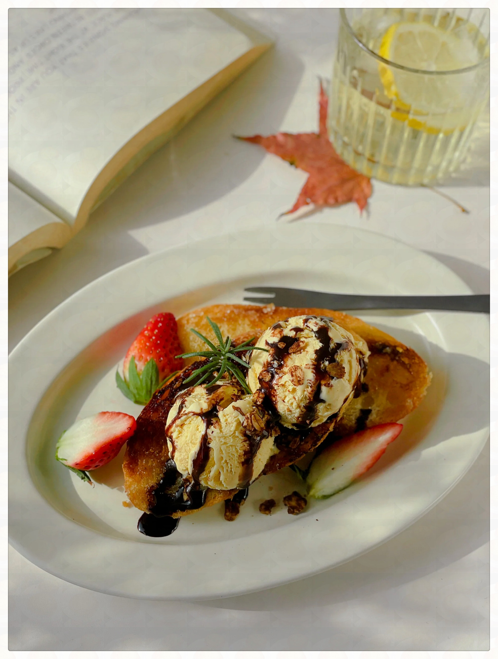 这诱人的甜点,外酥内软,焦糖的甜蜜与冰凉的冰淇淋在口中交织,犹如一