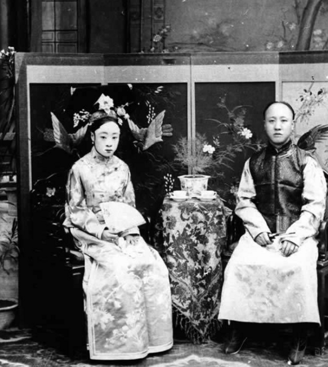 清朝老照片:瓜尔佳氏是军机大臣荣禄的女儿,名幼兰,经慈禧太后指婚