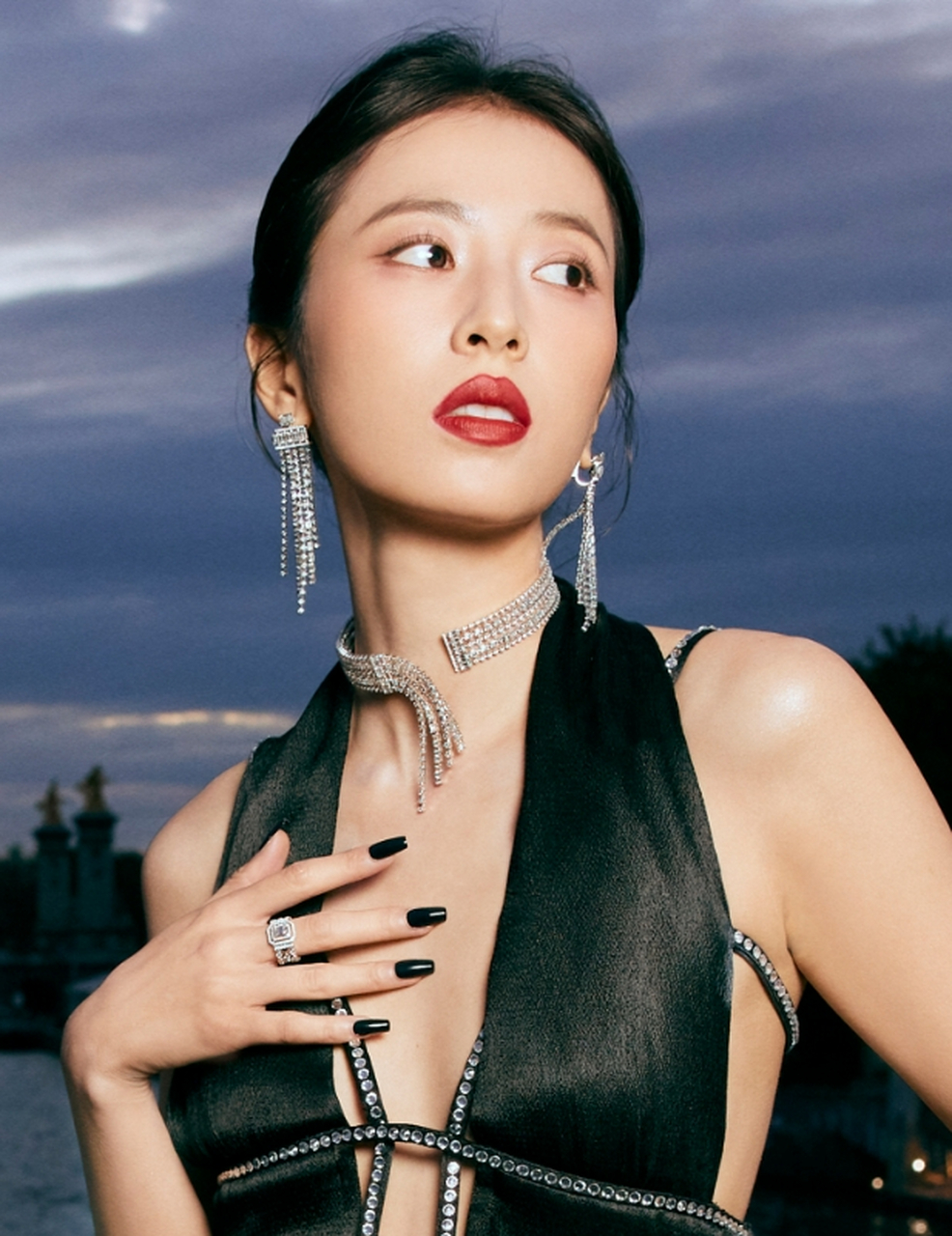 娇艳性感,妩媚动人的#周雨彤# 一袭墨绿色礼裙,镶嵌无数珠宝,窈窕身姿