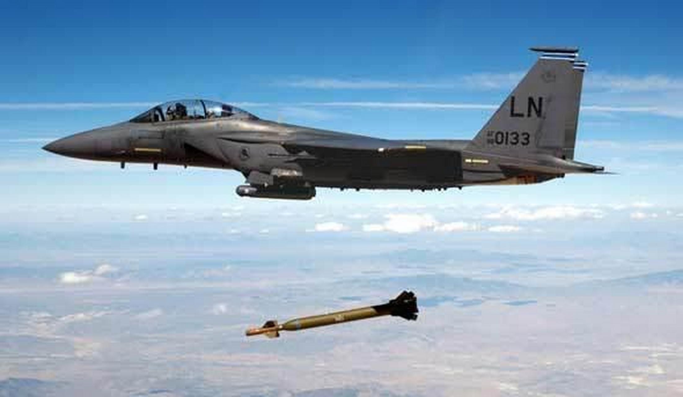 米国gbu28激光制导钻地弹,1991年的海湾战争中,美军首 次在实战中使用