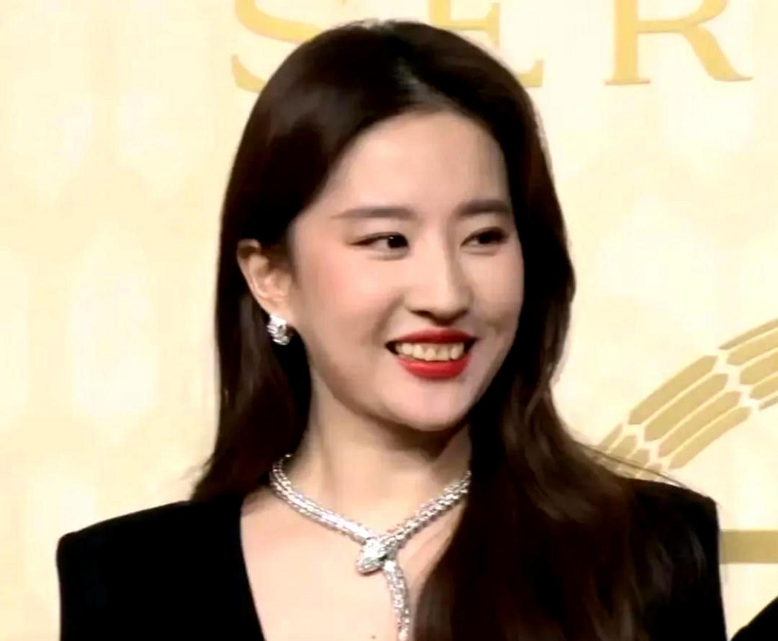 牙齿看起来有些黄黄的,好像没有洗干净或者有牙垢,不像其他明星那样都