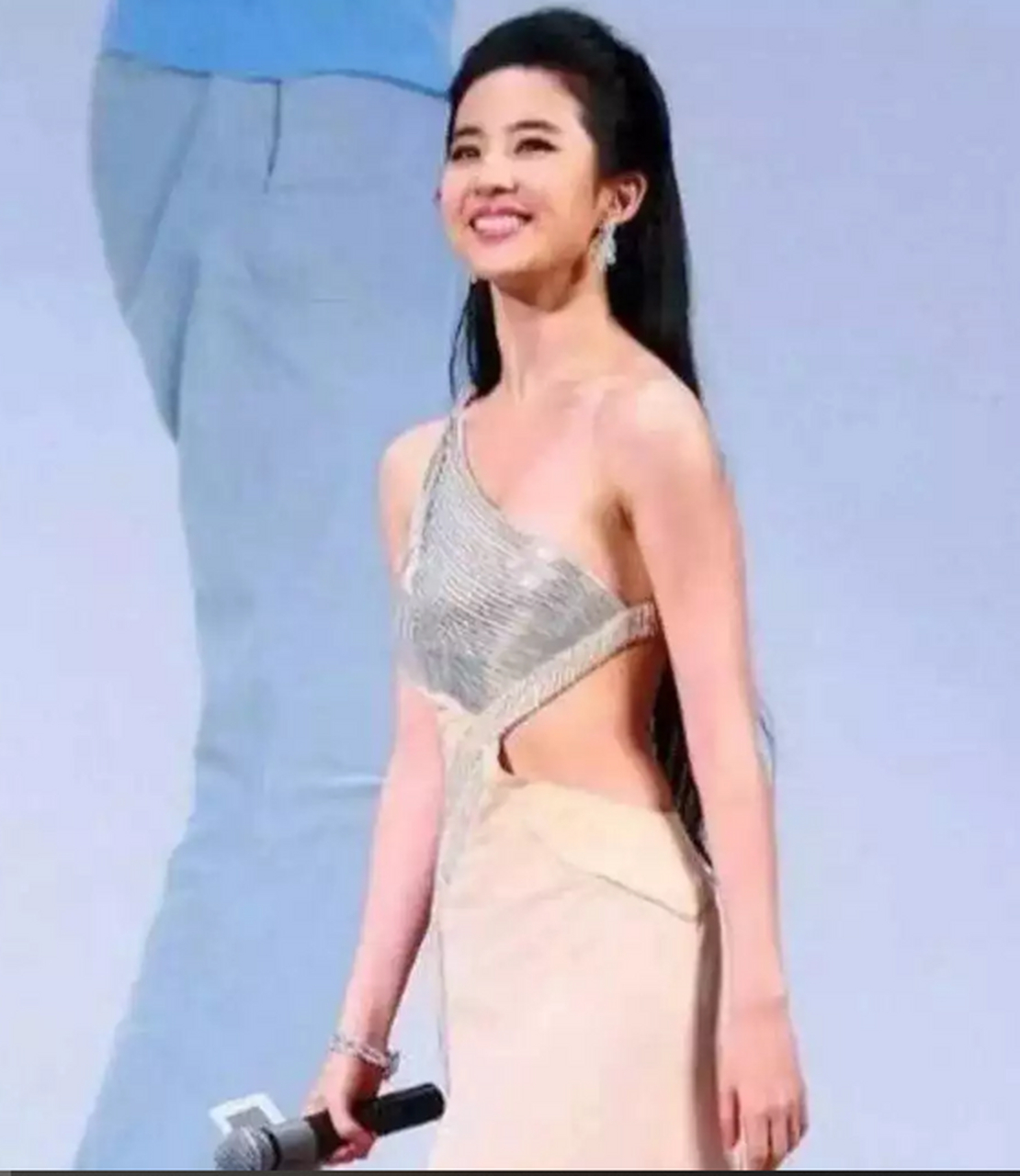 刘亦菲穿肚兜出门,网友:真的心动了