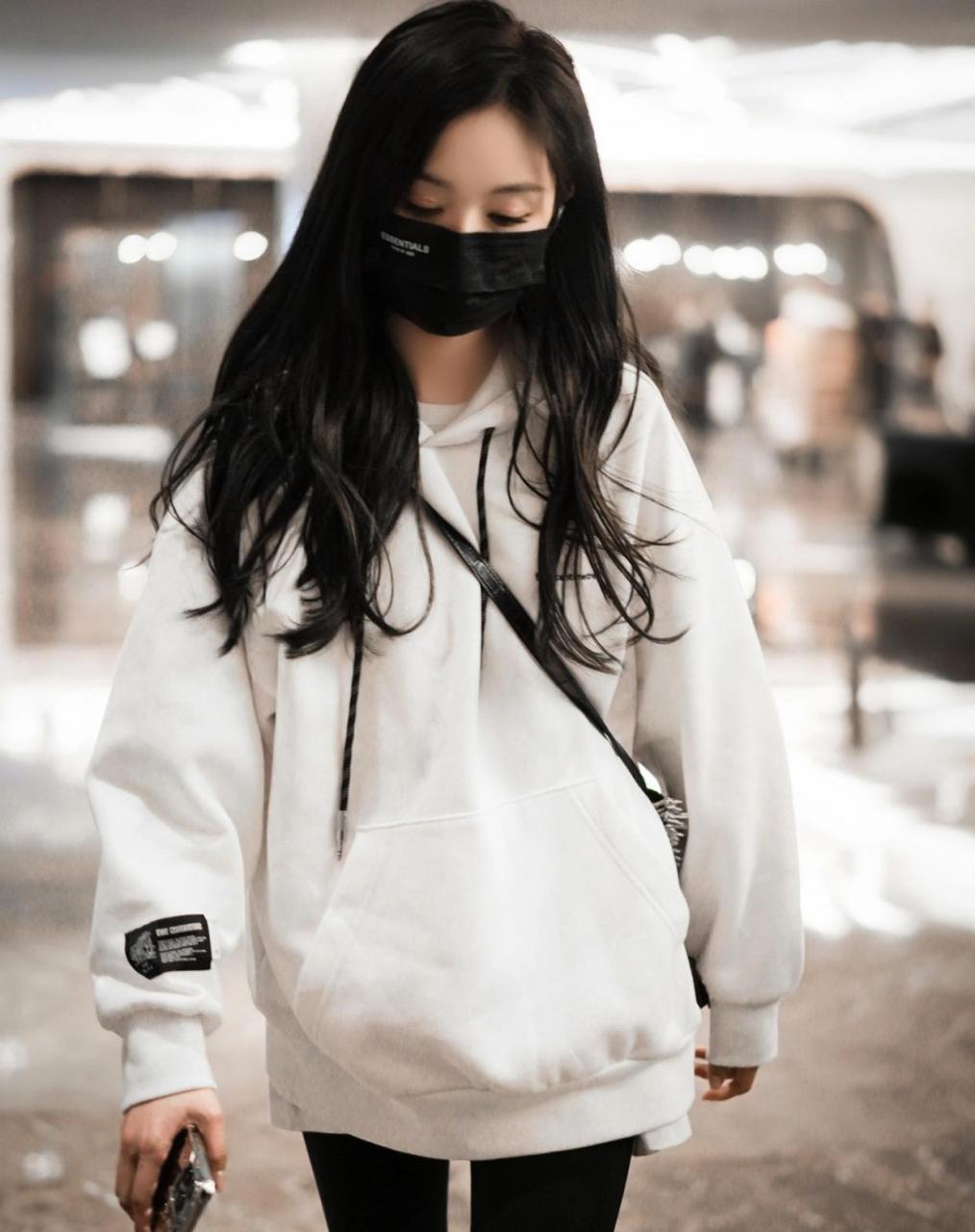 吴宣仪私服街拍 白色卫衣搭配hermes的斜挎包,bv的靴子,简单随意.