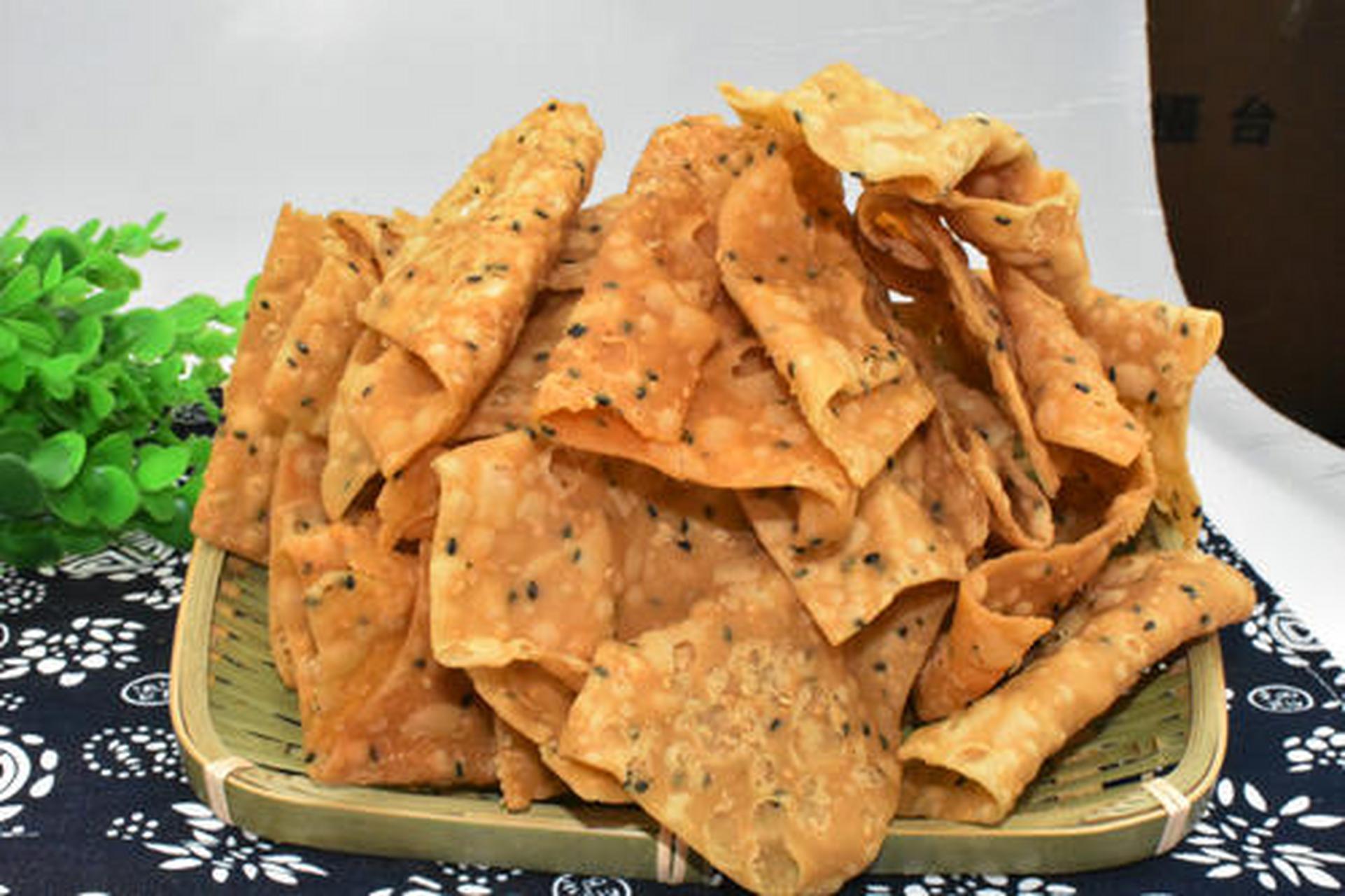 河南人一般把这种面食花样叫"炸麻叶"是过年必不可少的零食之一,味道