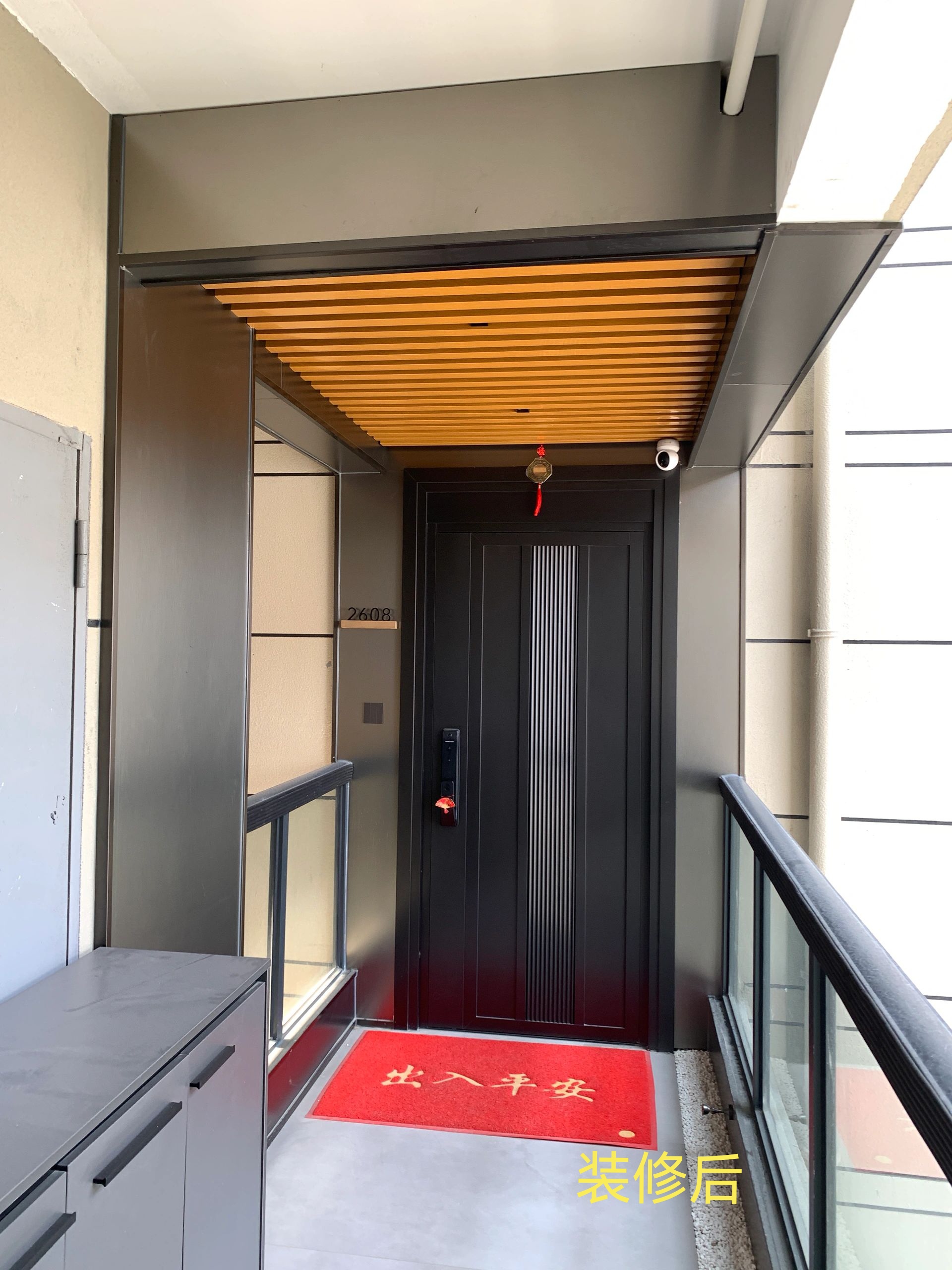 这个女主对自家门前的连廊进行了精心的装修,从设计到