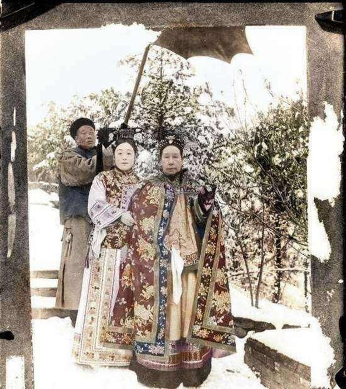 1900年,清宮,八國聯軍們好奇的捉弄清軍的辮子羞辱先人.