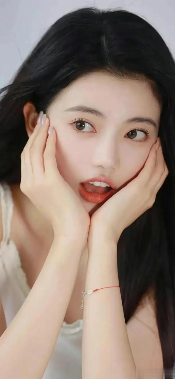 齿白唇红 五官完美  动人心魄