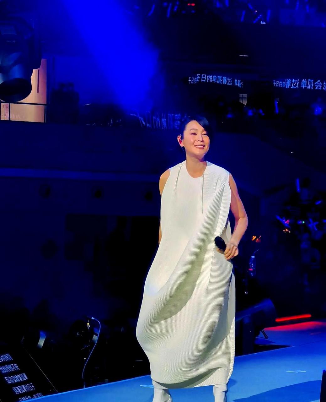 2023年刘若英在武汉演唱会上,现场演唱的《一辈子的孤单》让人感受到