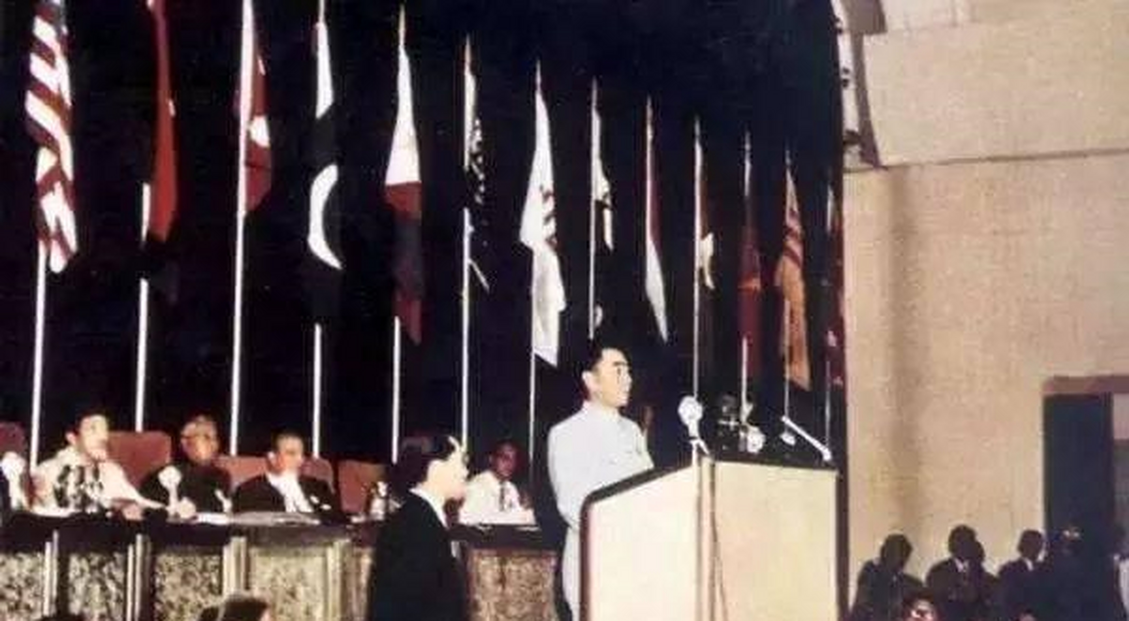 按照预定的飞行计划,克什米尔公主号是在香港启德机场加完油后正常起