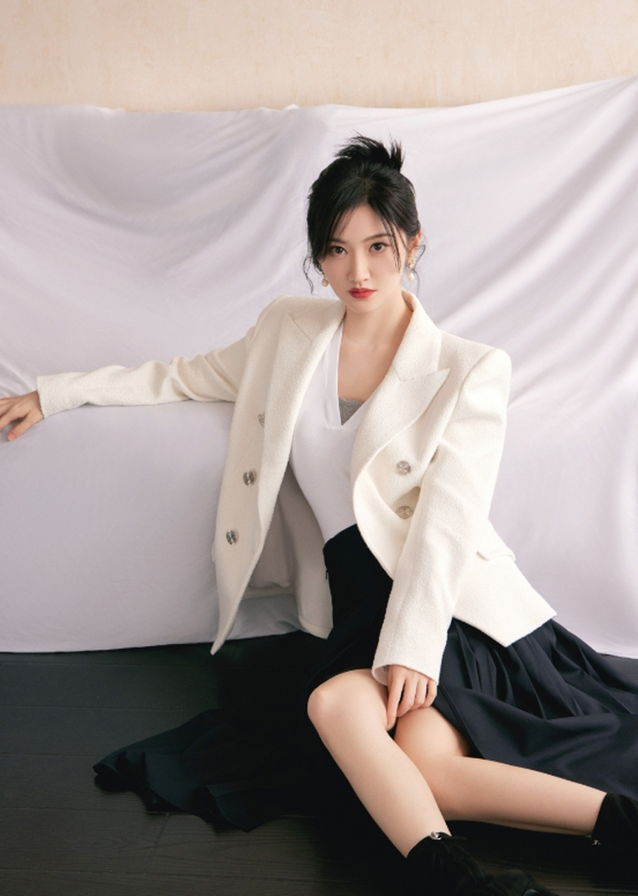 腮红粉嫩又温柔,少女感满满的#景甜# 性感饱满的身材,樱桃小嘴,妩媚