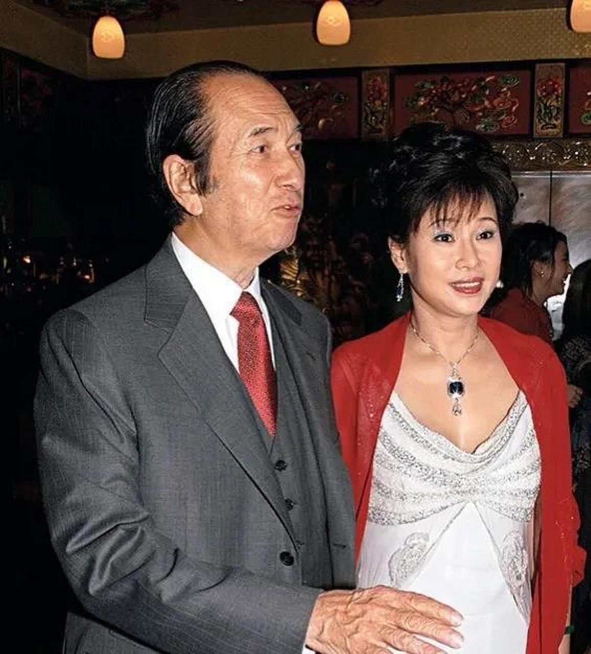 何超莲妈妈要是没有气质也不会成为赌王三太吧?