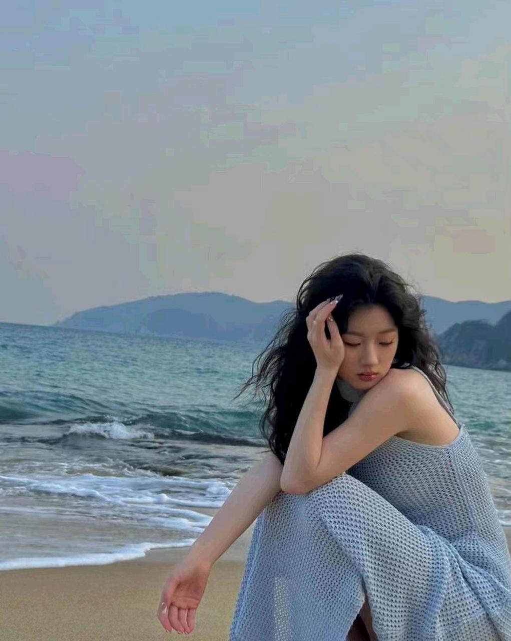 单依纯赤脚踩在沙滩上应该很舒服吧?[开心]