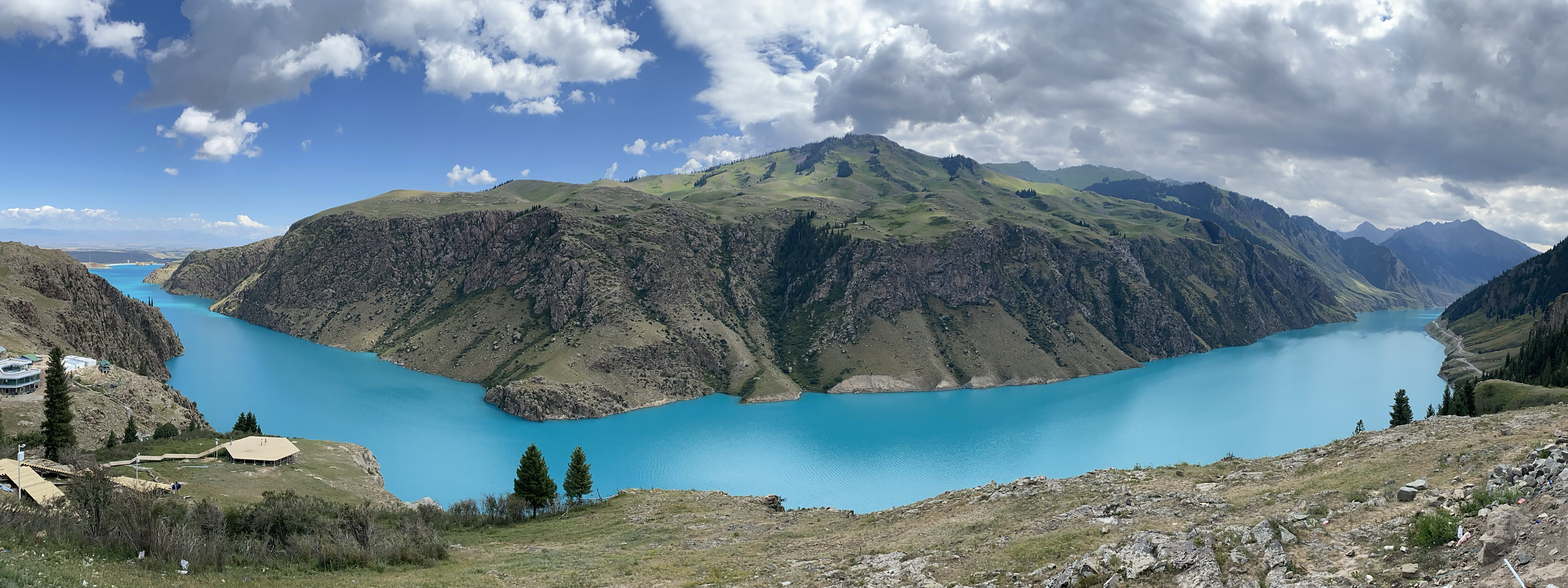 昭苏玉湖,手机拍的原图没有p过,湖水就像一块大翡翠一样,你们就说这假