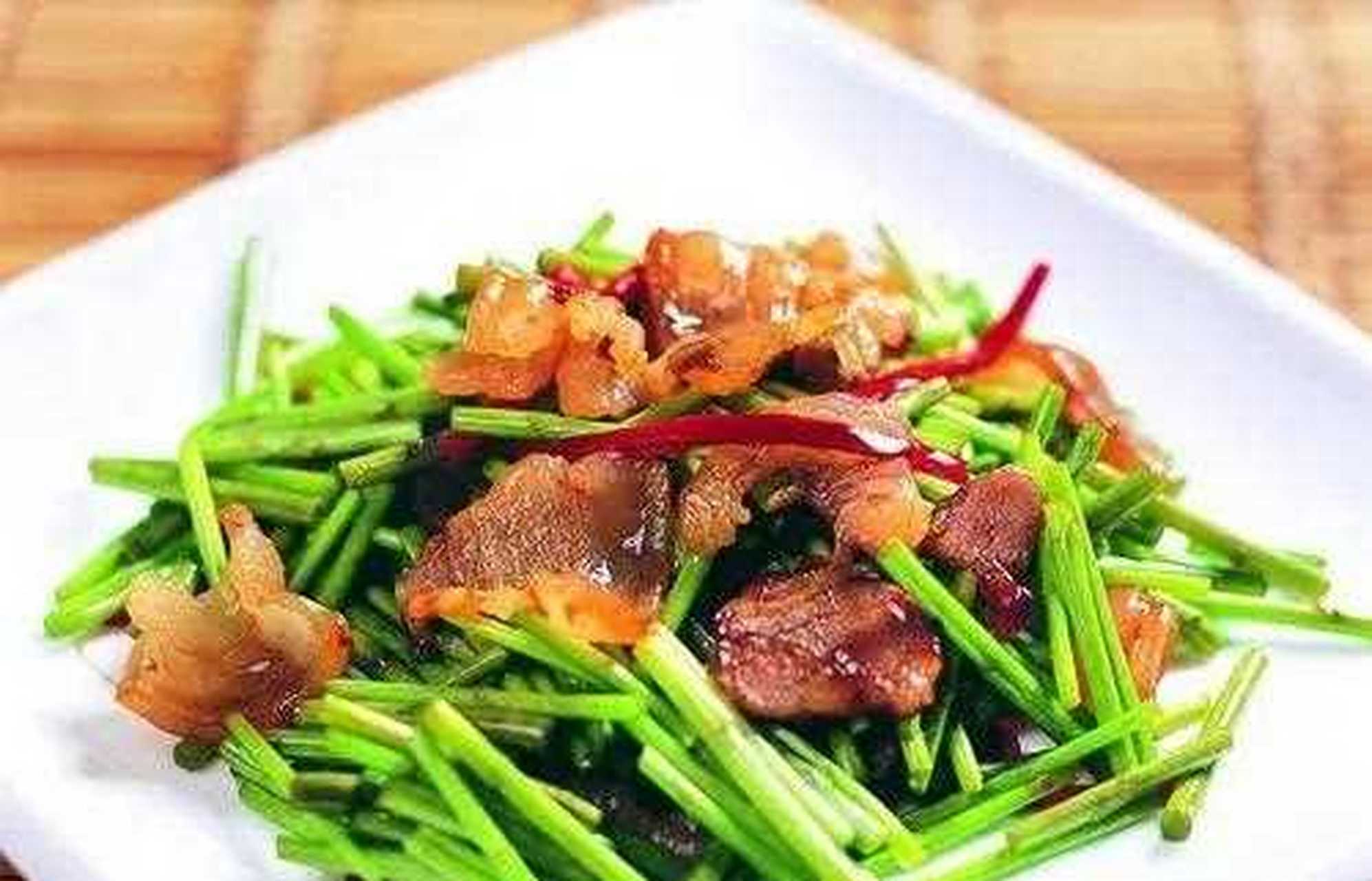 泥蒿炒腊肉 材料泥蒿,腊肉,红辣椒丝,蒜末.