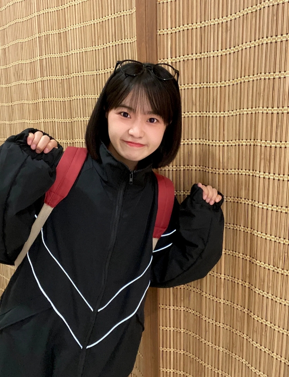 分享一套适合短发女孩的日系休闲穿搭,黑色外套简约又耐看,立领设计