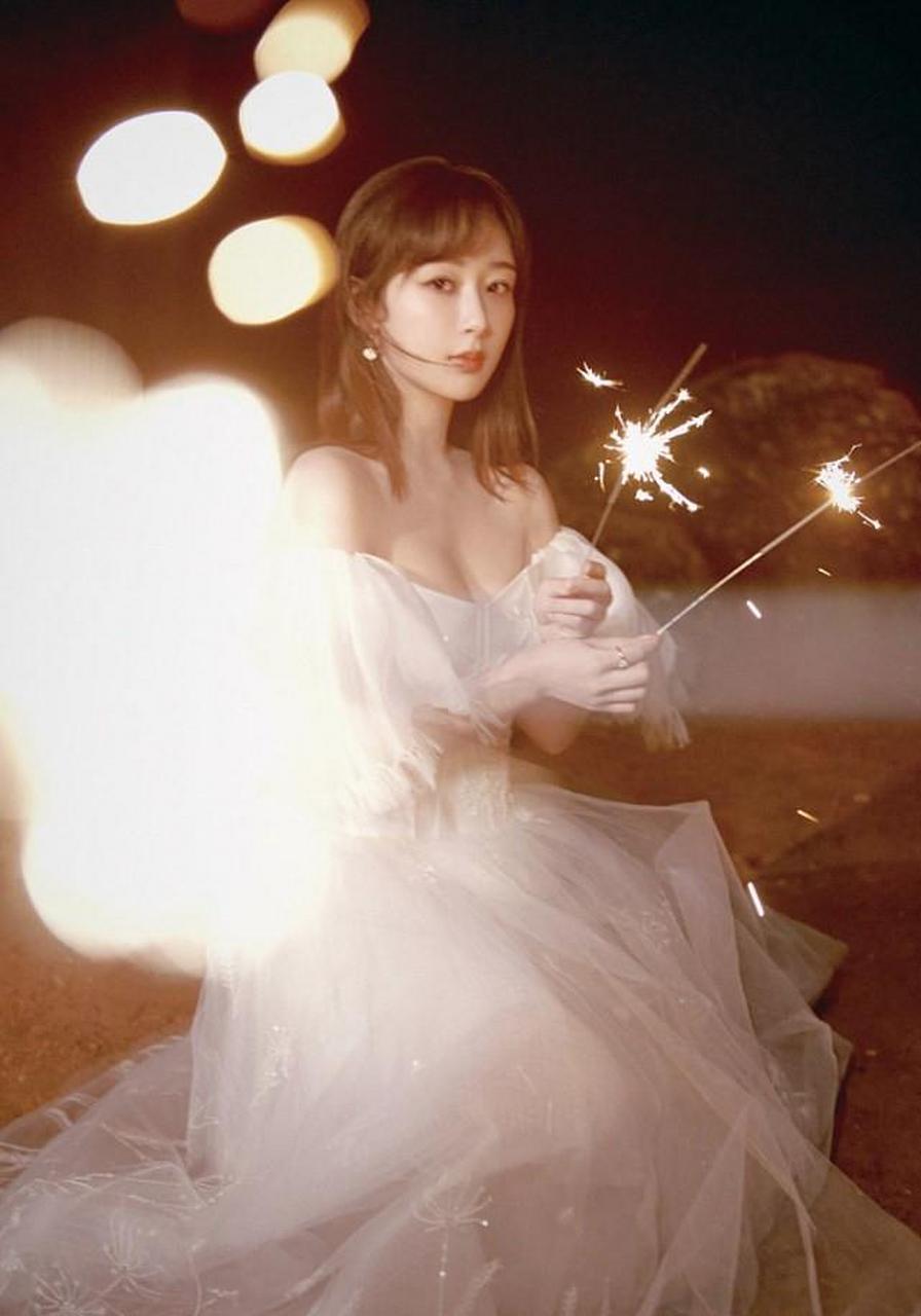 杨紫的身材终于熟透了,穿着清纯的公主裙,却有女帝一样的身材
