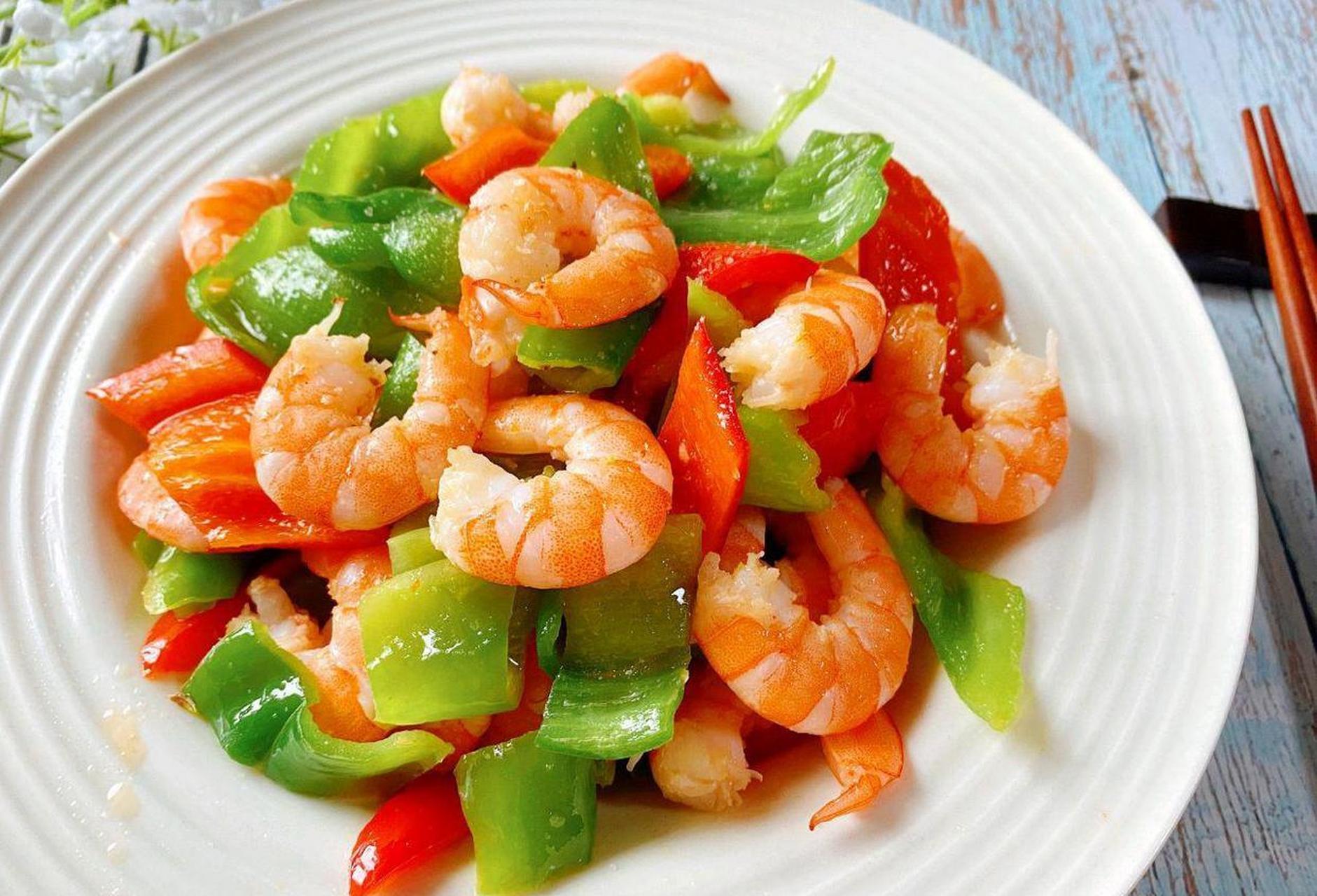 低脂低卡青椒炒虾仁 现在天热了,做饭的时间都希望越短越好,所以我