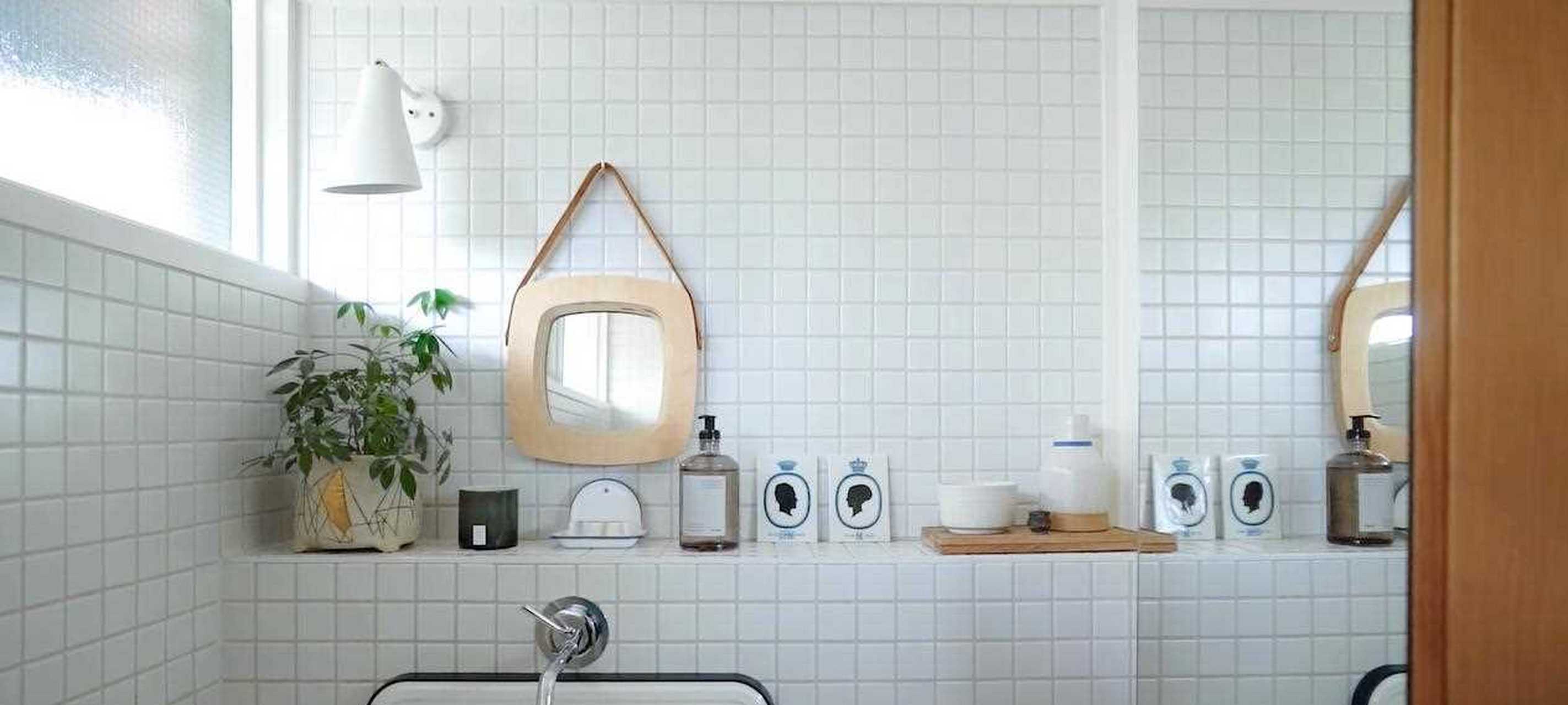 小方块瓷砖铺设卫生间墙壁,既避免了浮雕花纹的复杂难清洁,又拜托了