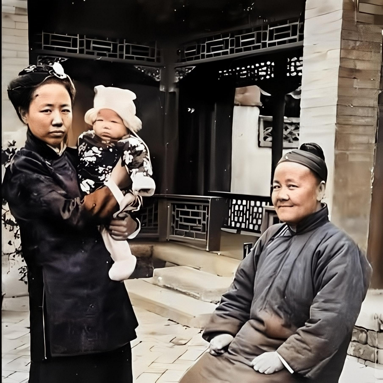 从照片上看,这是一个大家庭,婆婆穿着朴素但很整洁,儿媳长相清秀,穿