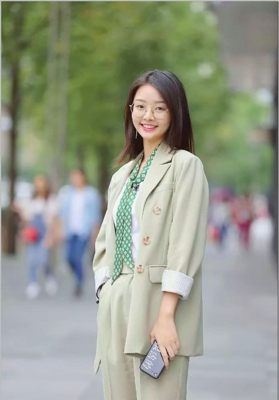 街拍:戴眼镜的妹子天生丽质,淡妆浓抹总相宜!