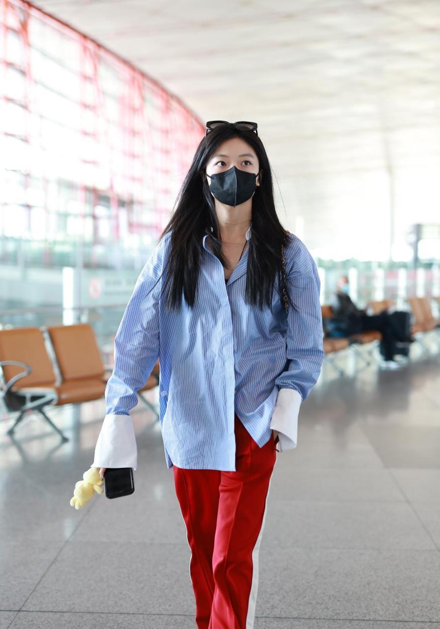 孙千机场街拍,蓝白条纹衬衫 红色运动长裤,纯纯女友风[比心]