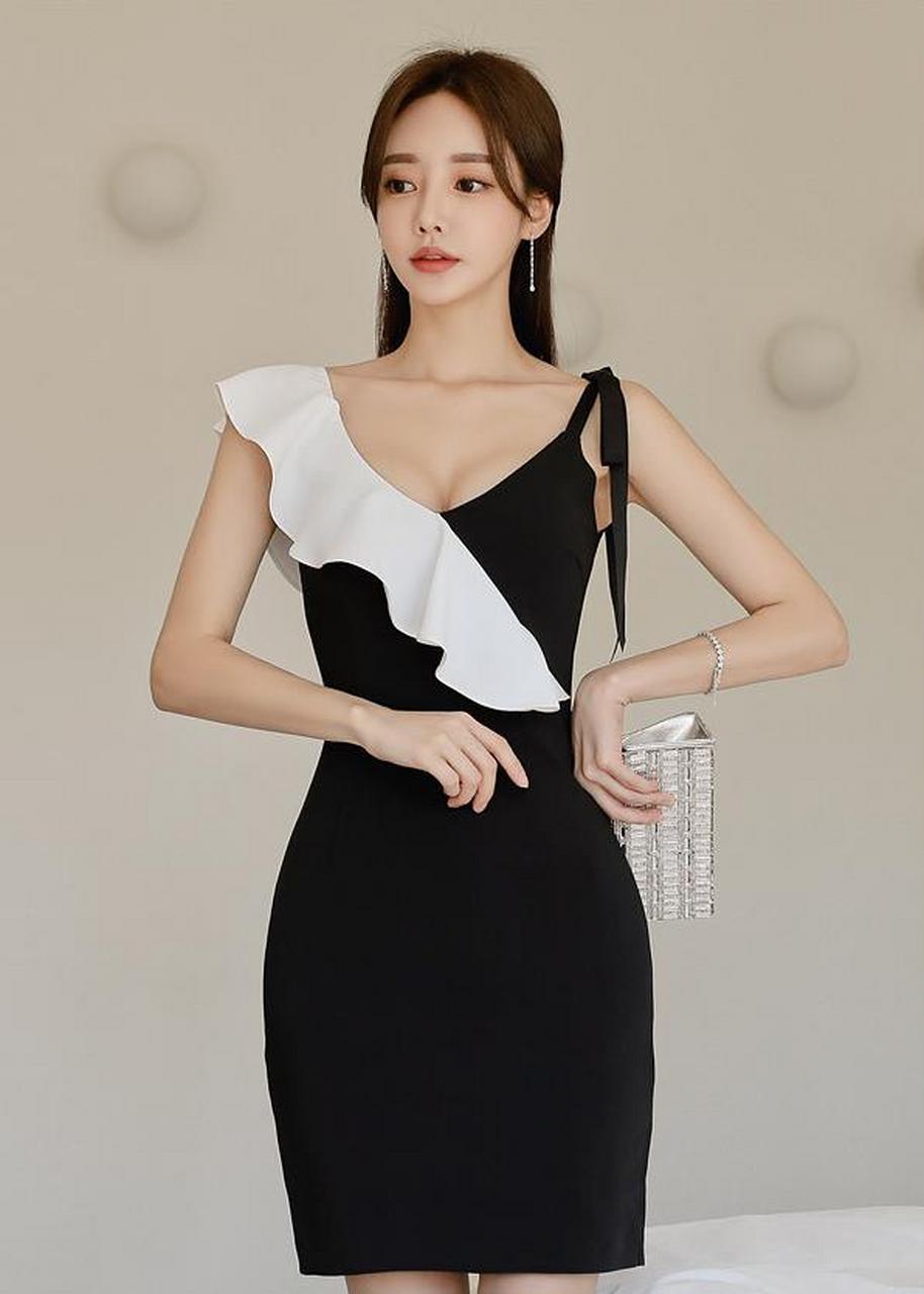 孙允珠,黑白拼色低胸包臀裙穿搭,女人味十足