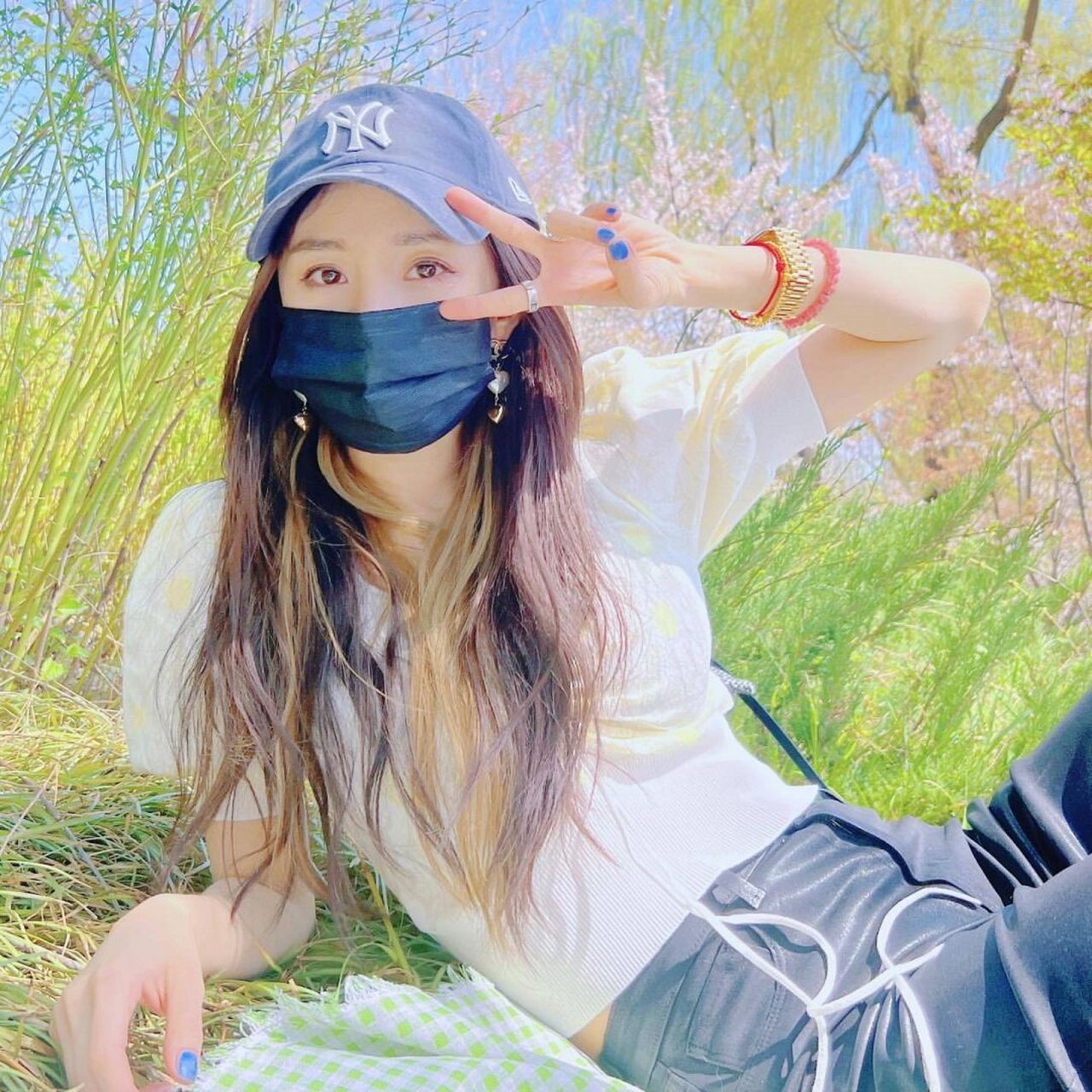 杨幂一组春游图分享, 穿露脐上衣棒球帽的幂姐又甜又酷, 身材真好.