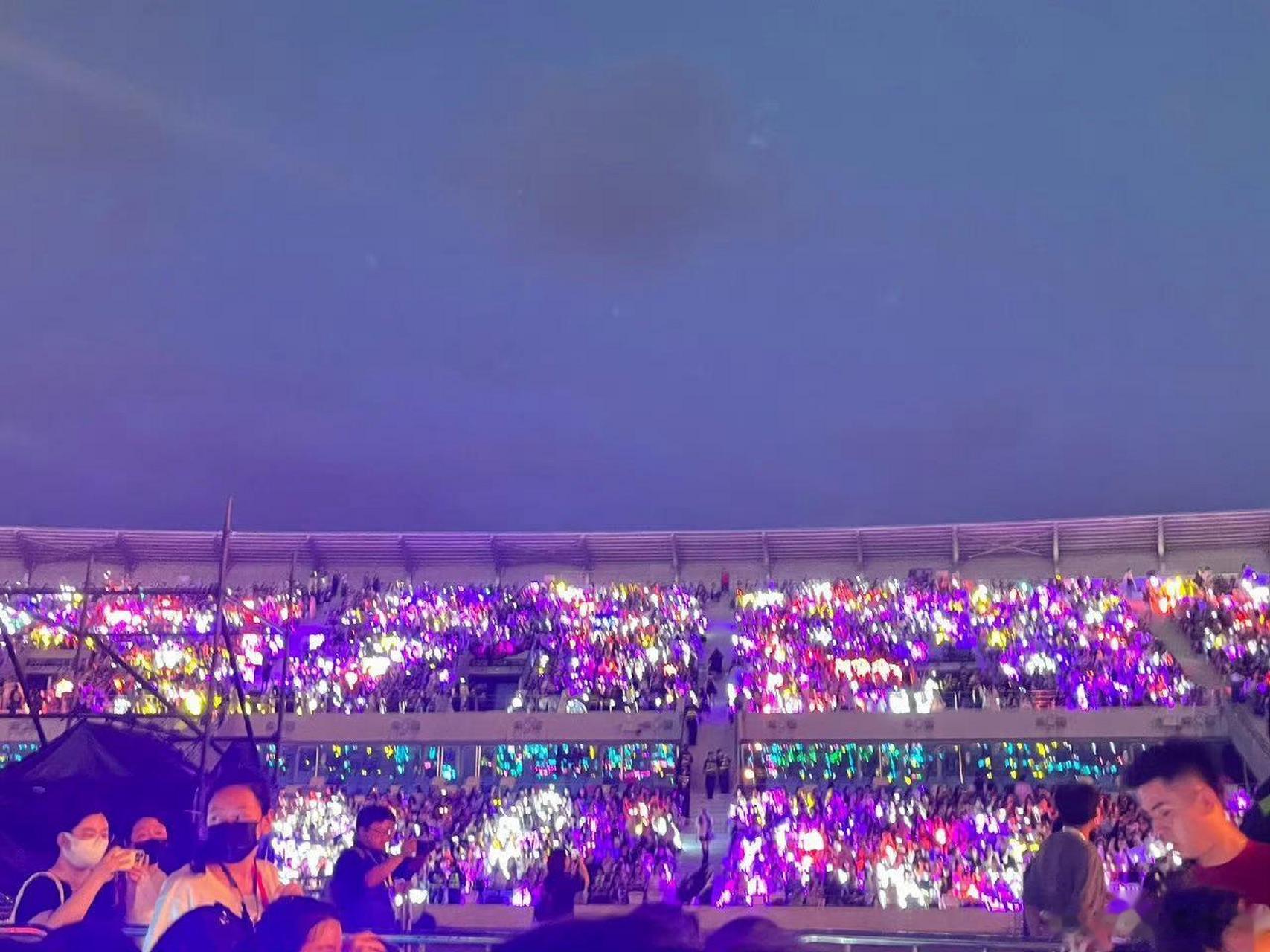 时代少年团的演唱会有点火啊,宋亚轩,马嘉祺的灯牌好亮的一大片,谁的