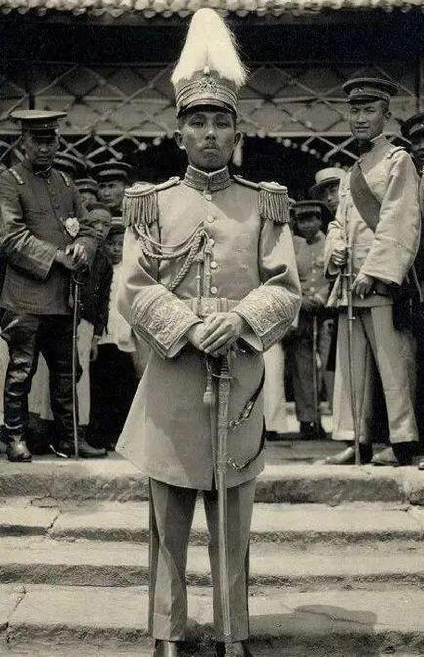 民国时期,四川军阀杨森以其荒淫无度,妻妾成群的奢靡生活而闻名于世.