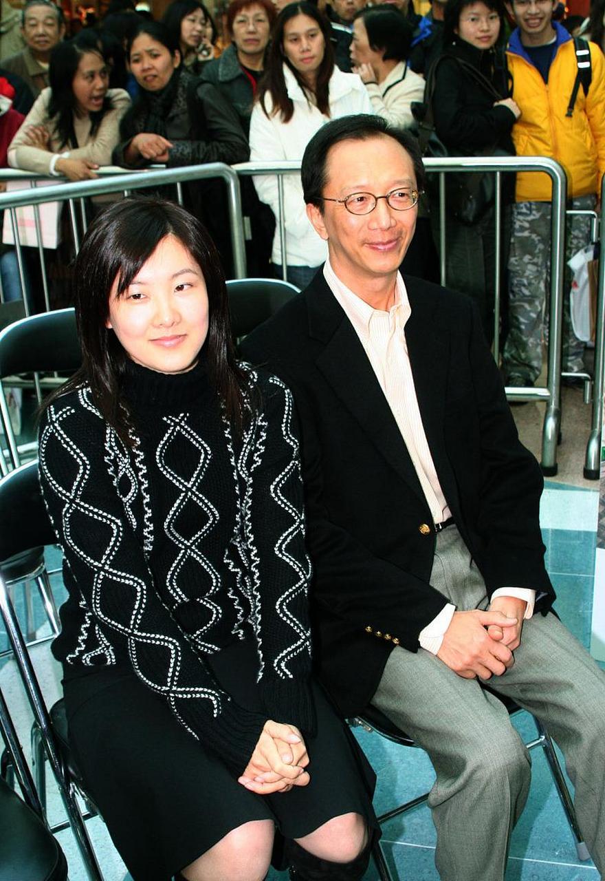 一个67的人名叫梁锦松,他想让他41岁的妻子伏明霞生第四个孩子,所以他