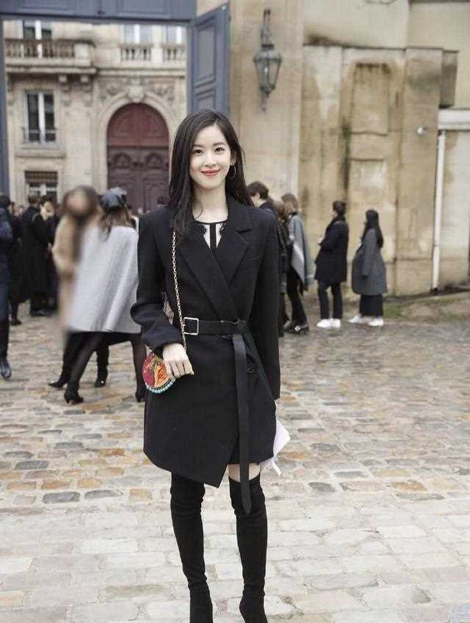 章泽天气质真好,长款西装配过膝长靴,腰带显出蚂蚁腰 [鼠年大吉]