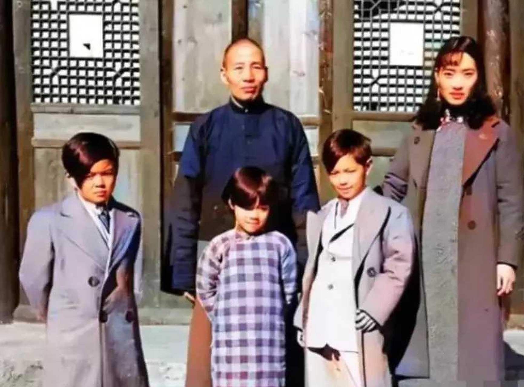 四川地主刘文才旧照:与五姑和三个孩子的合影  这张照片拍摄于1930年